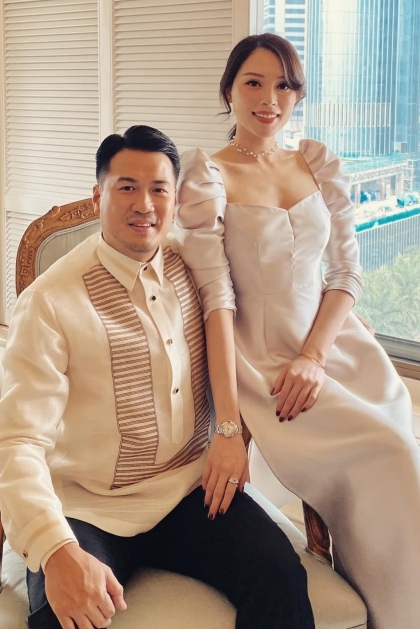 Linh Rin thừa nhận cuộc sống trở nên xáo trộn từ khi trở thành bạn gái Phillip Nguyễn. Cô  phải đối mặt với phản ứng trái chiều từ những người cho rằng cô yêu vì tiền và gia thế đối phương. Em sẽ yêu anh đến giây phút cuối cùng, cô khẳng định tình cảm trên trang cá nhân.