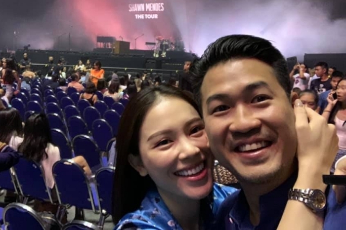 Linh Rin ôm Phillip selfie khi xem đêm nhạc của Shawn Mendes tại Singapore tháng 11 năm ngoái. 