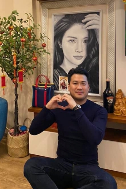 Phillip Nguyễn khoe ảnh khi lần đầu đến thăm nhà bạn gái. Doanh nhân năm nay 33 tuổi, là một trong những người thừa kế của tập đoàn gia đình ông Johnathan Hạnh Nguyễn. Công ty của anh tổ chức nhiều sự kiện như Đường đua sắc màu (Color Me Run), show diễn của The Chainsmokers ở TP HCM... Anh đã có vài cuộc tình với các người đẹp trong showbiz.Linh Rin (Ngô Phương Linh) sinh năm 1993, cao 1,67 m, là một trong những hot girl nổi tiếng ở Hà Nội. Cô từng góp mặt trong nhiều cuộc thi như Miss Teen 2010, Ngôi sao thời trang 2011, đóng phim Giấc mơ hạnh phúc, Sát thủ Online (2013) và Lời nói dối ngọt ngào (2016). Người mẫu từng tham gia The Look Vietnam 2017 trong đội của Phạm Hương. Cô vào đến top 4 chung cuộc, nhưng sau đó xin rút lui.