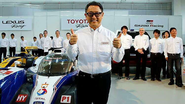 Chủ tịch Akio Toyoda chụp ảnh cùng đội ngũ phát triển xe đua thể thao của hãng. Ảnh: Reuters