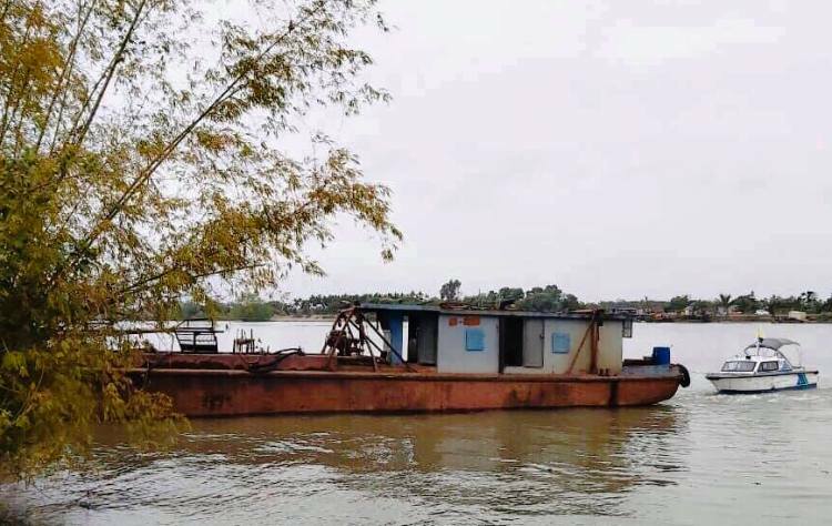 Tàu sông biển hiệu HD 2626 của gia đình ông Nguyễn Văn Tưởng bị Số và đồng bọn đánh cắp đã được công an Hải Phòng tim thấy trên sông Cấm. Ảnh: CAHP