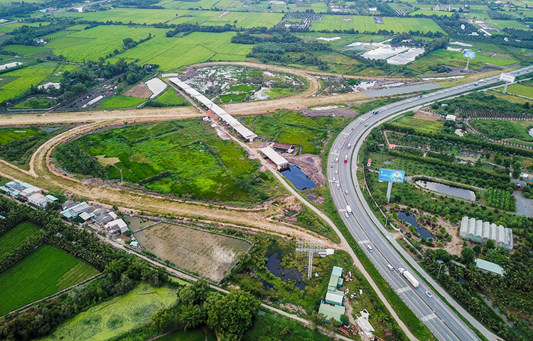 Nút cao tốc Trung Lương - Mỹ Thuận nối với cao tốc TP HCM - Trung Lương tại huyện Châu Thành, Tiền Giang, tháng 7/2019. Ảnh: Như Quỳnh.