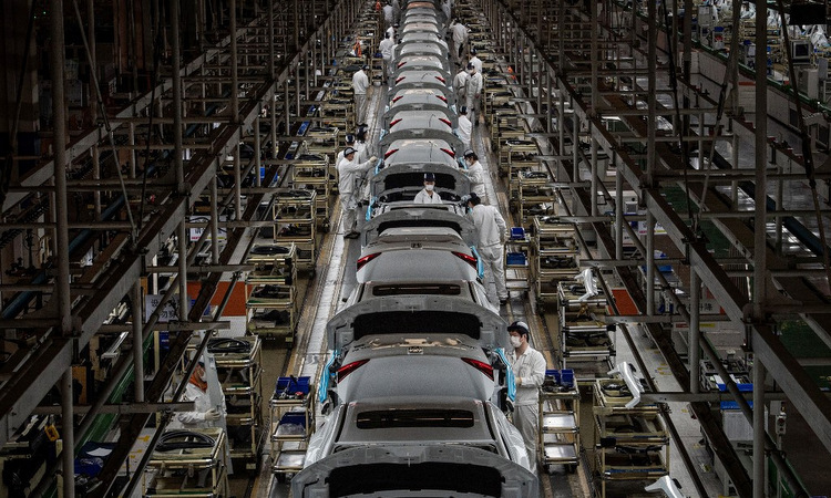 Dây chuyền sản xuất ôtô tại một nhà máy ở Vũ Hán hôm 23/3. Ảnh: AFP.