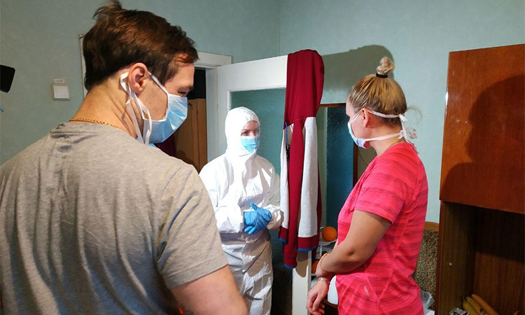 Bộ trưởng Y tế Zoriana Skaletska mặc đồ bảo hộ trắng trao đổi với những công dân Ukraine về từ Vũ Hán, Trung Quốc tại vùng Poltava hôm 24/2. Ảnh: Reuters.