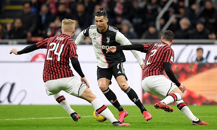Juventus và Milan chưa thể tranh tài để phân định vé vào chung kết Cup quốc gia Italy. Ảnh: Reuters.