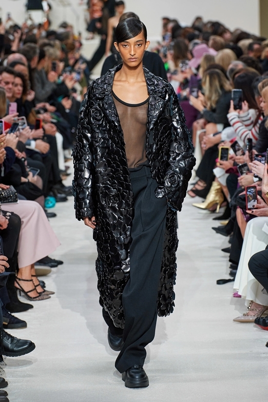 Dàn mẫu ngực trần catwalk show Valentino