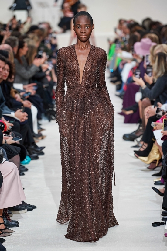 Dàn mẫu ngực trần catwalk show Valentino