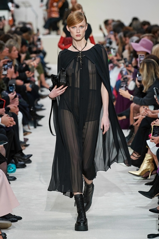 Dàn mẫu ngực trần catwalk show Valentino