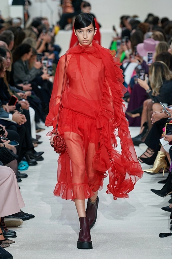 Dàn mẫu ngực trần catwalk show Valentino