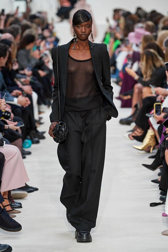 Dàn mẫu ngực trần catwalk show Valentino