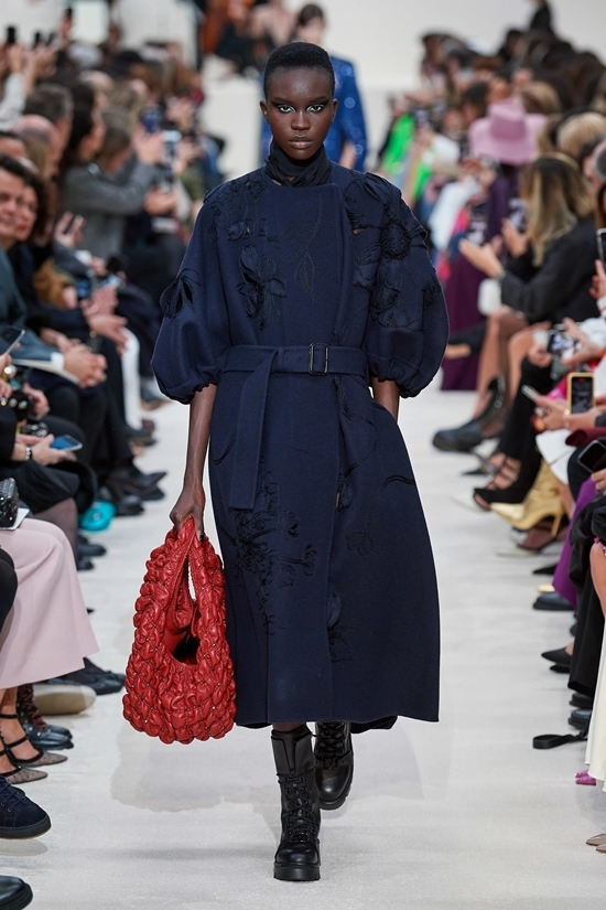 Dàn mẫu ngực trần catwalk show Valentino