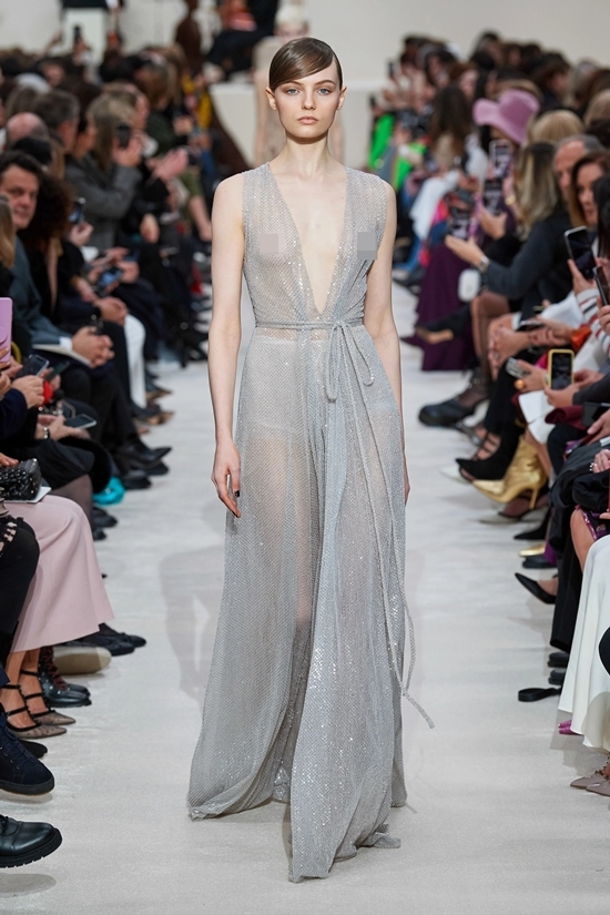 Dàn mẫu ngực trần catwalk show Valentino