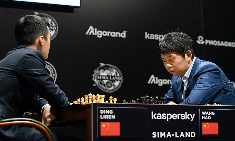 Vương Hạo (phải) đánh bại kỳ thủ số một Trung Quốc - Đinh Lập Nhân. Ảnh: Lennart Ootes.