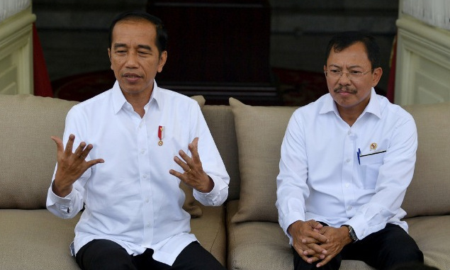 Tổng thống Widodo (trái) và Bộ trưởng Putrano trong cuộc họp báo tại Jakarta chiều nay. Ảnh: Reuters.
