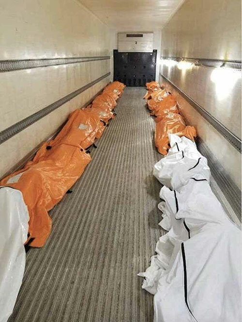 Túi đựng xác của các bệnh nhân Covid-19 được xếp bên trong một xe tải giữ lạnh bên ngoài Bệnh viện Brooklyn, New York, Mỹ hôm  29/3. Ảnh: FB.