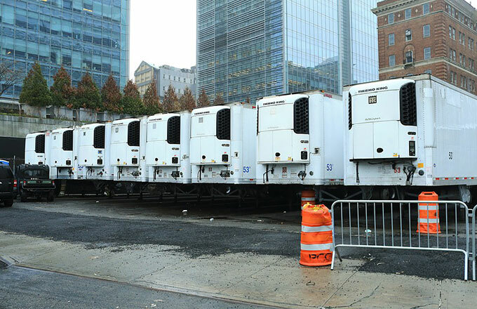 Xe tải đông lạnh xếp hàng chờ vận chuyển xác nạn nhân Covid-19 ở New York, Mỹ hôm 29/3. Ảnh: Mail.