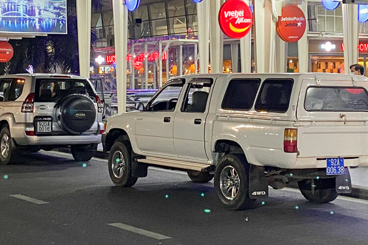 Hai xe ôtô chở nhóm khách liên quan đến bệnh nhân 17 đã bị cách ly và không cho bay về Hà Nội. Ảnh: Anh Hoàng.