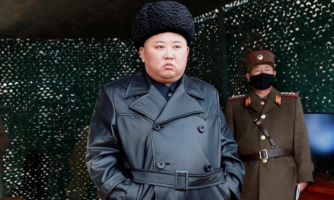 Lãnh đạo Triều Tiên Kim Jong-un thị sát diễn tập quân sự hồi đầu tháng ba. Ảnh: KCNA.