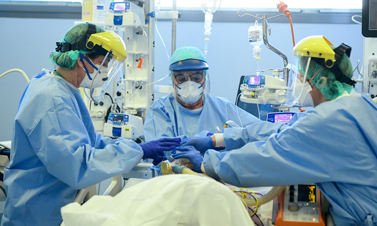 Nhân viên y tế chăm sóc cho bệnh nhân nhiễm nCoV được điều trị tại Bệnh viện Đức cha Papa Giovanni XXIII tại Bergamo, Italy ngày 3/4. Ảnh: AFP.