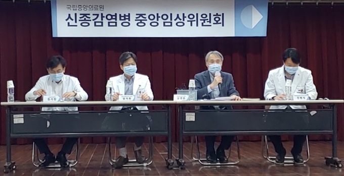 Thành viên Ủy ban Lâm sàng Trung ương về Kiểm soát Dịch bệnh mới nổi trong cuộc họp báo ngày 29/4. Ảnh: Korea Biomedical Review