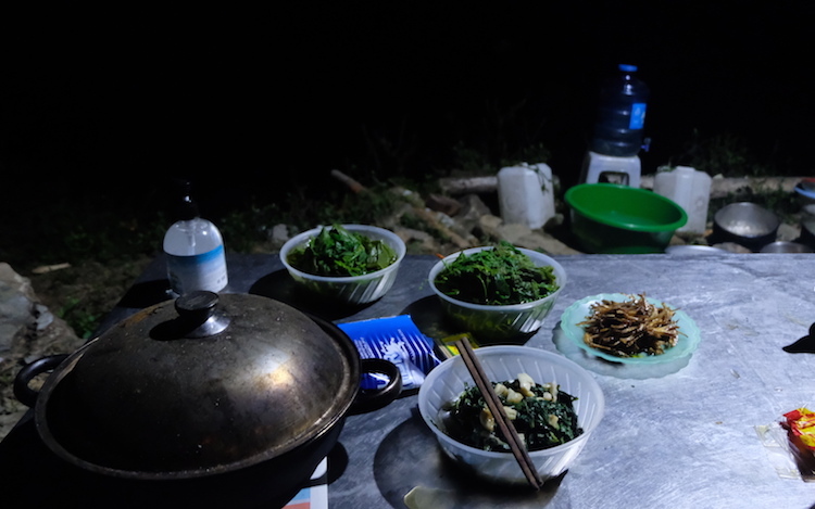 Bữa tối của bộ đội chốt 168, đồn Biên phòng Tả Gia Khâu, Mường Khương, với món rau rừng được hái dọc đường tuần tra. Ảnh: Hoàng Thuỳ