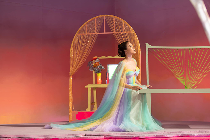 Đầm đa sắc của Hoàng Thuỳ Linh trong MV mới - 14