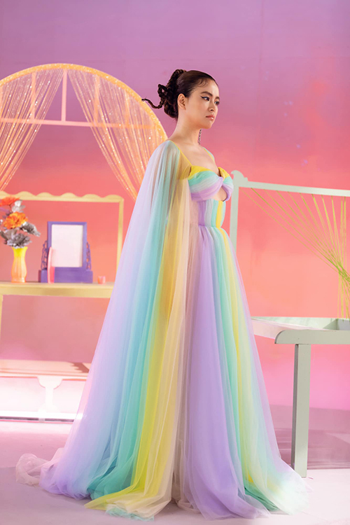 Đầm đa sắc của Hoàng Thuỳ Linh trong MV mới - 16