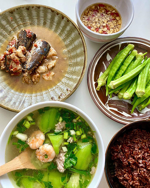 Những ngày mùa dịch, Minh Triệu cũng chăm vào bếp. Siêu mẫu nấu cá nục kho với thịt heo, mực hấp gừng, canh mướp nấu tôm, đậu bắp luộc ăn kèm cơm gạo lứt.  
