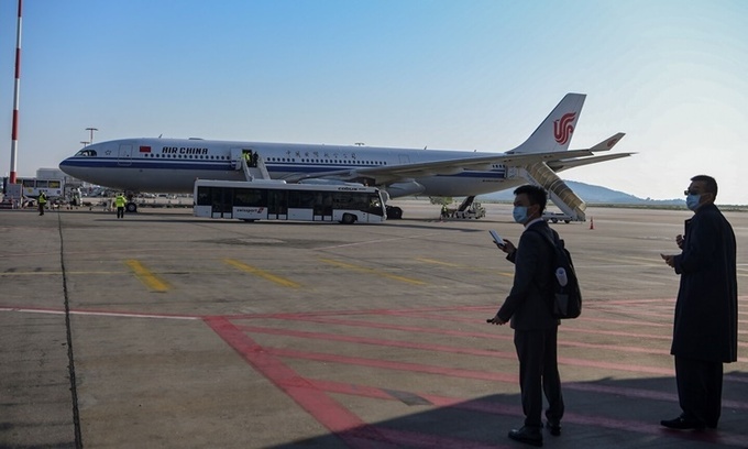 Máy bay của hãng hàng không Air China chở khẩu trang từ Trung Quốc hạ cánh xuống Athens, Hy Lạp, ngày 21/3. Ảnh: AFP.