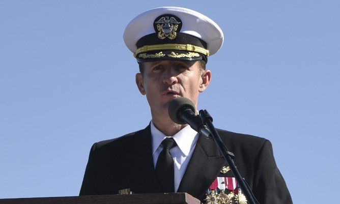 Đại tá Crozier trong lễ nhậm chức chỉ huy USS Theodore Roosevelt cuối năm 2019. Ảnh: US Navy.