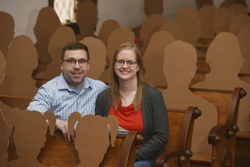 Dan Stuglik và Amy Simonson tại nhà thờ hôm 31/3. Hai người đã tổ chức đám cưới hôm 4/4 với sự tham dự của 100 khách mời bìa các-tông. Ảnh: AP.