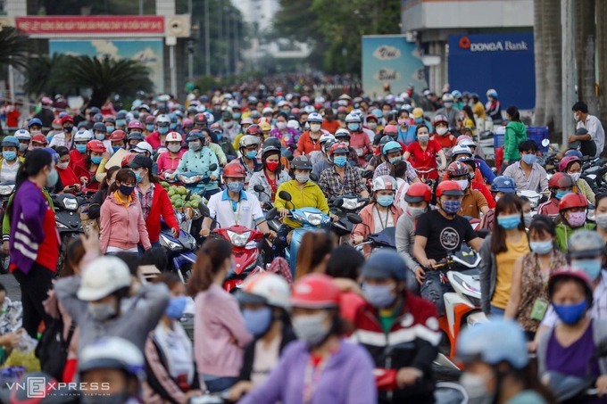 Công nhân công ty Pouyuen Việt Nam sau giờ tan ca chiều 8/4. Ảnh: Hữu Khoa