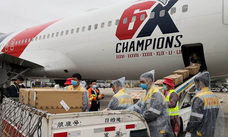 Nhân viên Trung Quốc đưa khẩu trang lên khoang máy bay hôm 2/4. Ảnh: CBS.
