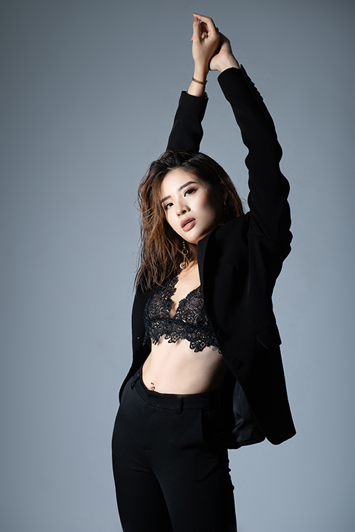 Suit tối màu còn được Phan Hoàng Thu kết hợp với bra-top ren đồng điệu vẻ gợi cảm. 
