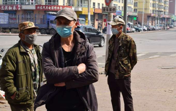 Các lao động đứng chờ người thuê làm việc ở thành phố Tuy Phân Hà hôm 14/4. Ảnh: Reuters