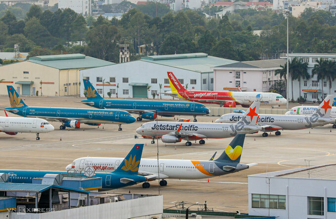 Máy bay đỗ tại sân bay Tân Sơn Nhất trong thời gian giãn cách xã hội. Ảnh: Quỳnh Trần. 