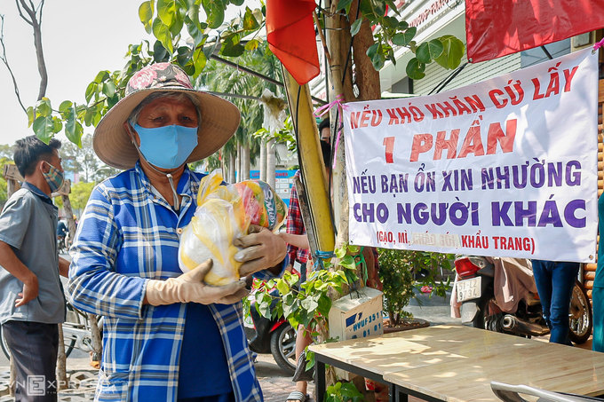 Người Sài Gòn phát cơm, khẩu trang miễn phí