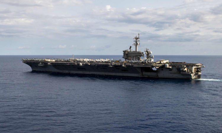USS Theodore Roosevelt di chuyển trên Thái Bình Dương hôm 24/3. Ảnh: US Navy.