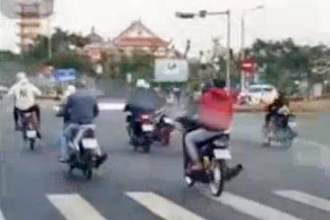 Nhóm thanh thiếu niên bốc đầu xe trên đường phố. Ảnh: Cắt từ clip.