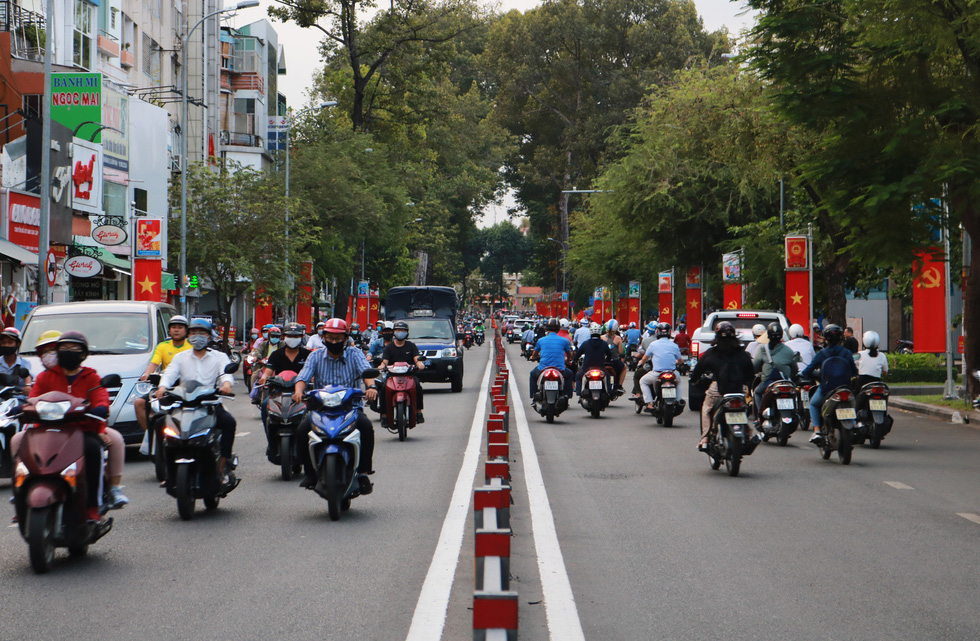 Hà Nội, TP.HCM rực rỡ cờ đỏ mừng 45 năm ngày thống nhất đất nước - Ảnh 7.