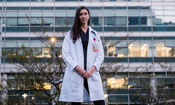 Bác sĩ Marissa Nadeau đứng bên ngoài Trung tâm Y tế Irving thuộc Đại học Columbia, Manhattan. Ảnh: NYTimes.
