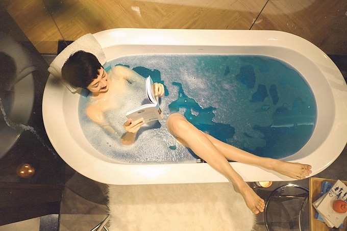 Ca sĩ Bảo Anh tranh thủ đọc sách khi ngâm mình trong bồn tắm.