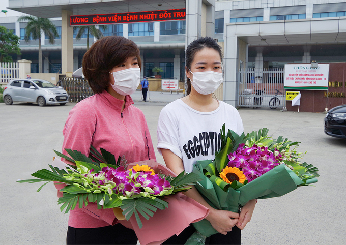 Tiếp viên Lê Thị Quyên (áo trắng) và tiếp viên Nguyễn Thùy Dung (áo hồng) ngày được ra viện. Ảnh: NVCC. 