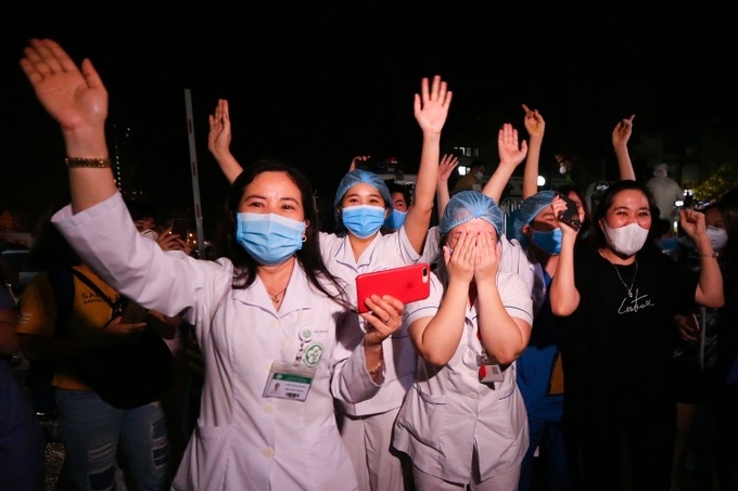 Các y bác sĩ của bệnh viện Bạch Mai vui mừng khi nơi này được dỡ lệnh phong toả ngày 12/4. Ảnh: Giang Huy.