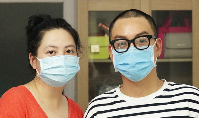 Chị em Kim và Thành tiếp tục cách ly 14 ngày ở nhà, sau khi được xuất viện. Ảnh: Hà An.