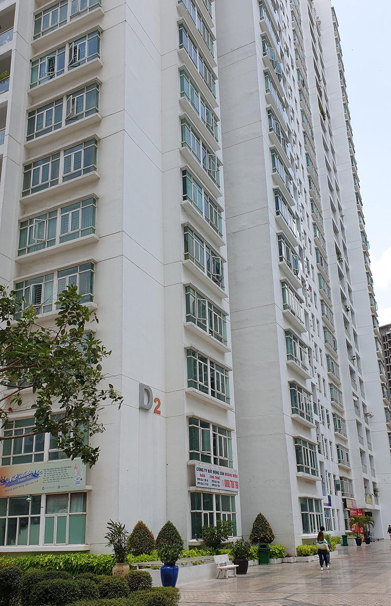 Block D2 nơi nạn nhân được phát hiện tử vong ở nền khu giếng trời.