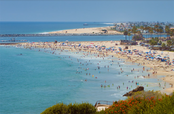 Là thị trấn sát biển, Corona sở hữu những bãi tắm êm đềm, bãi cát dài, làn nước biển xanh trong. Nơi đây thanh bình, không quá đông du khách như những điểm đến nổi tiếng khác, do đó, là nơi nghỉ dưỡng thích hợp cho những ai yêu thích không thích sự ồn ào.