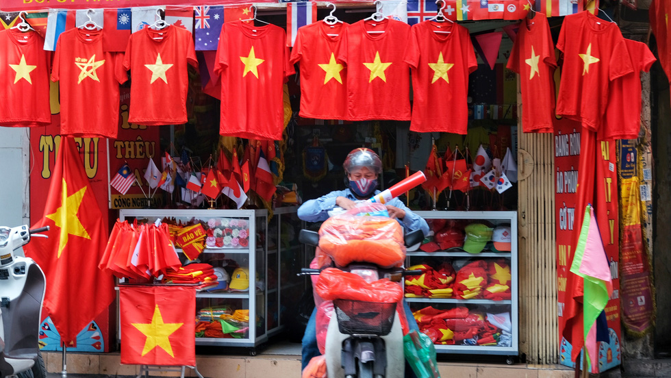 Hà Nội, TP.HCM rực rỡ cờ đỏ mừng 45 năm ngày thống nhất đất nước - Ảnh 4.