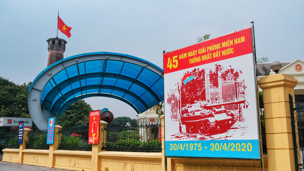 Hà Nội, TP.HCM rực rỡ cờ đỏ mừng 45 năm ngày thống nhất đất nước - Ảnh 5.