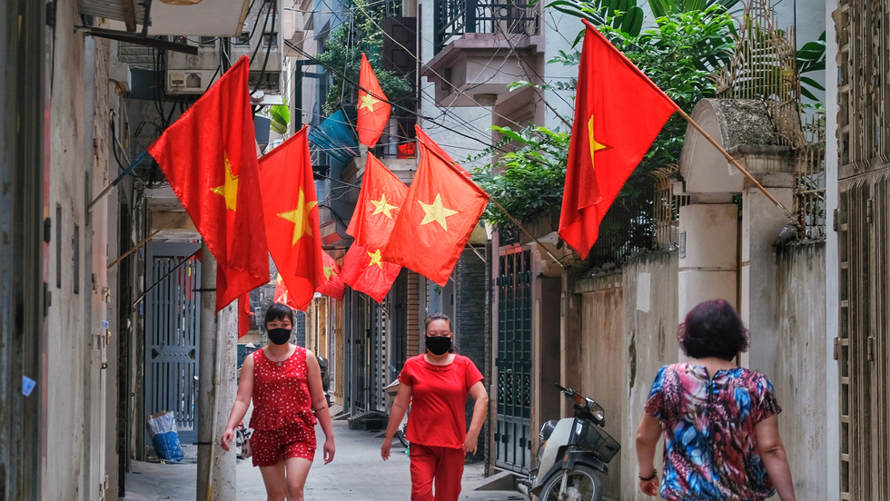 Hà Nội, TP.HCM rực rỡ cờ đỏ mừng 45 năm ngày thống nhất đất nước - Ảnh 1.